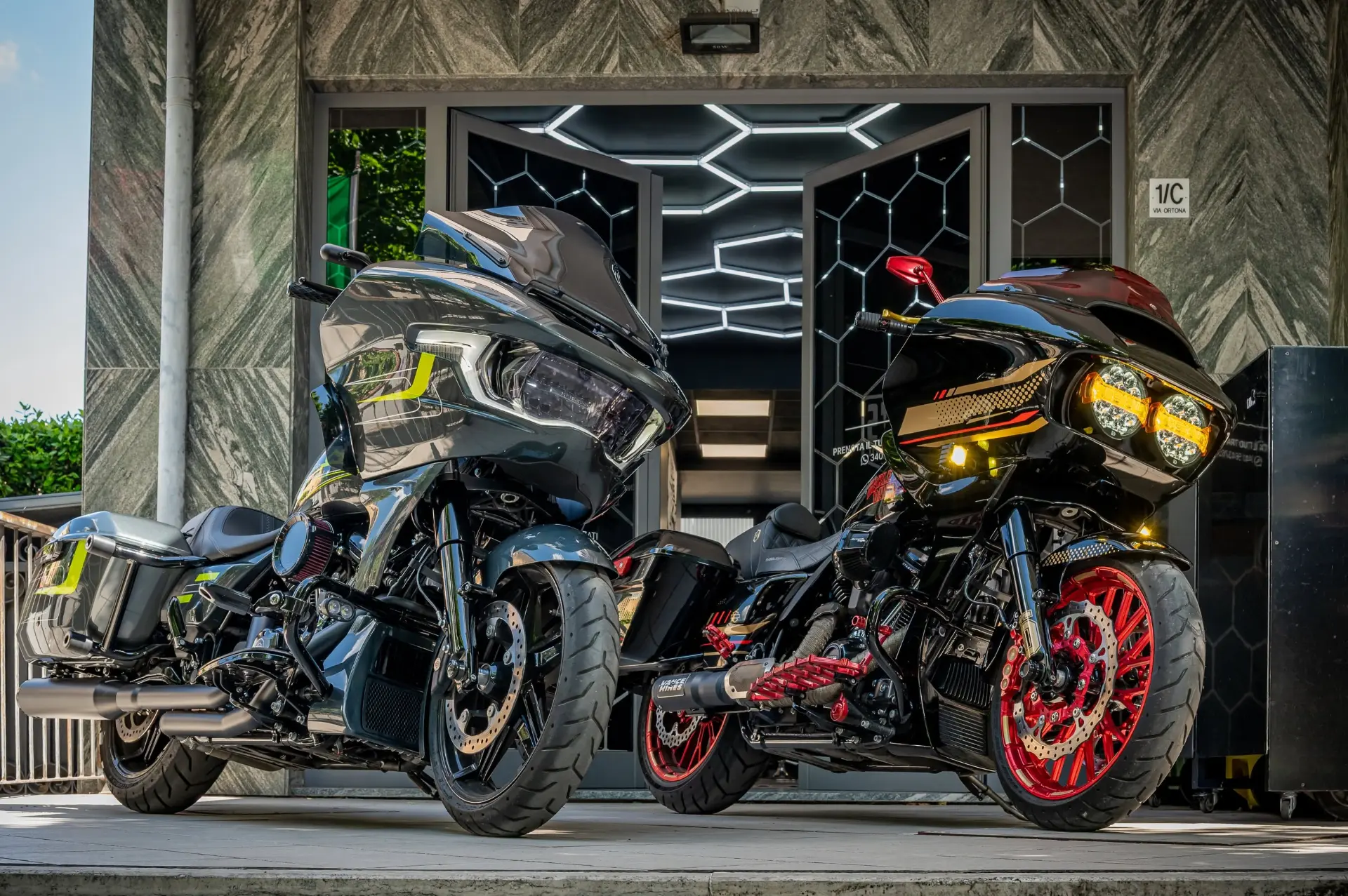 Due Harley-Davidson custom davanti al laboratorio